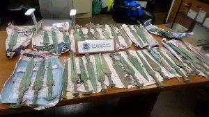 它们被装在一个标有“装饰性金属工艺品”字样的板条箱里。
箱内装有36把青铜时代的