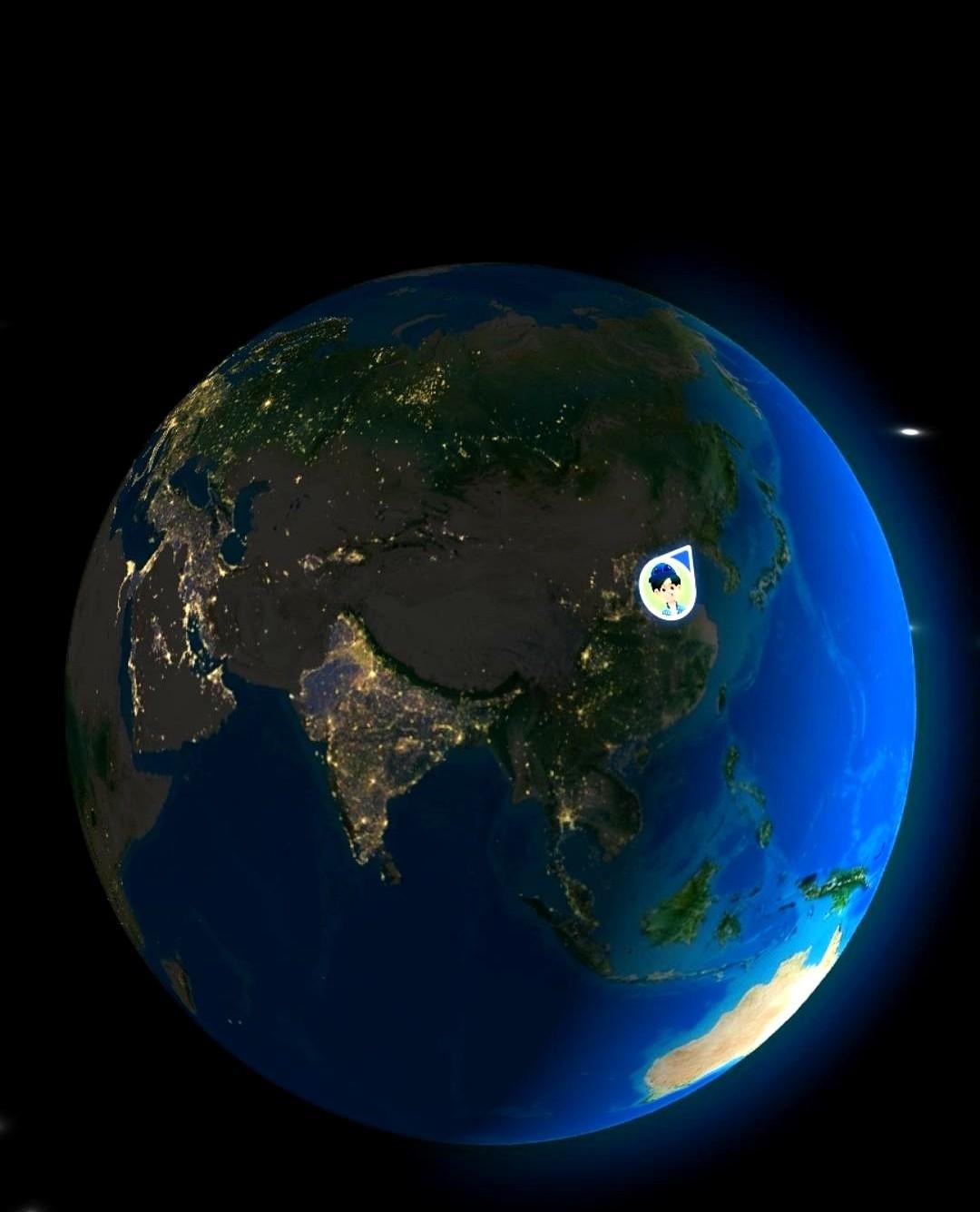 请帖递过来了。
明晃晃地摆在桌上。
说是为了和平，拉了个新群，群名叫“和平委员会