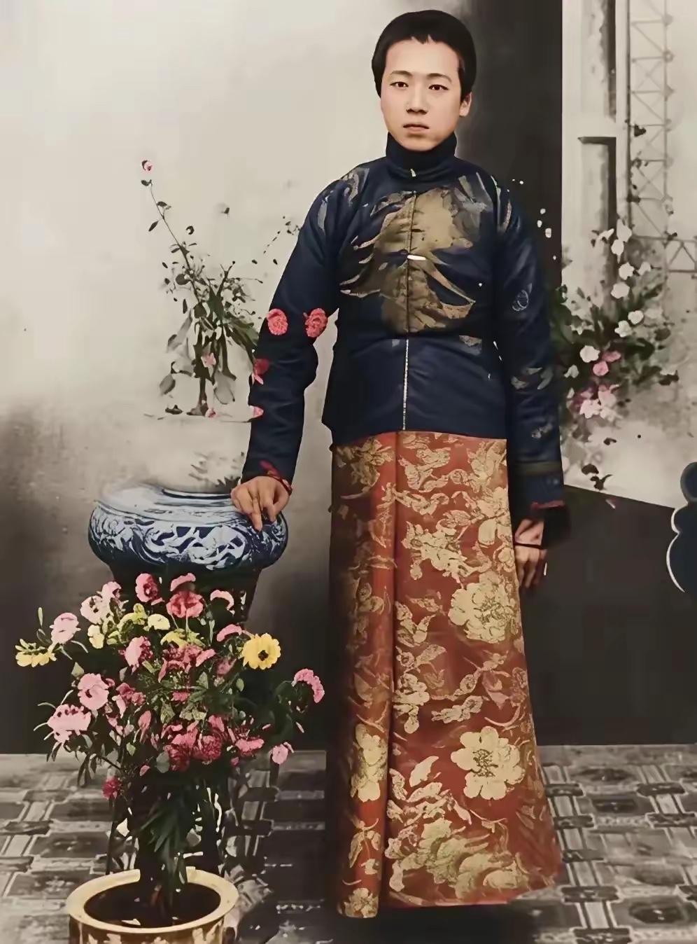 这是周总理少年时的真实样貌，大家不妨看一看。少年周总理温润如玉，风华动人，真正称