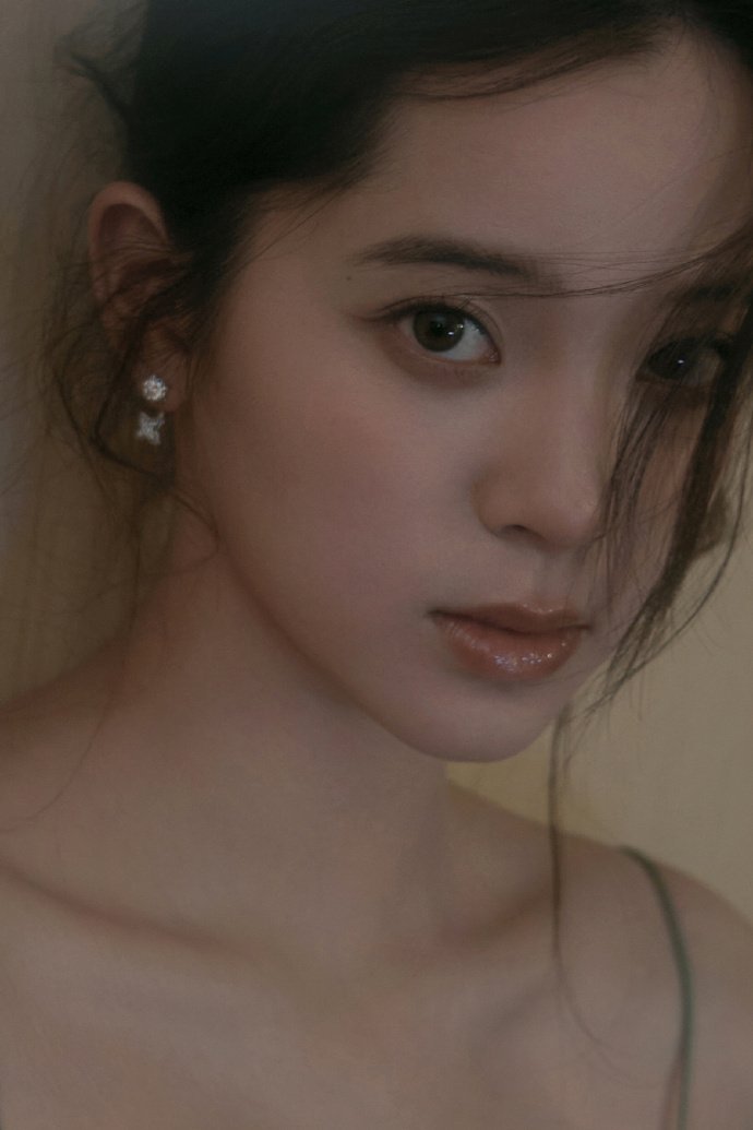 好美啊娜比！ 优雅的绿色漏肩礼裙，微微飘动的发梢，美鼠了美鼠了！！ 