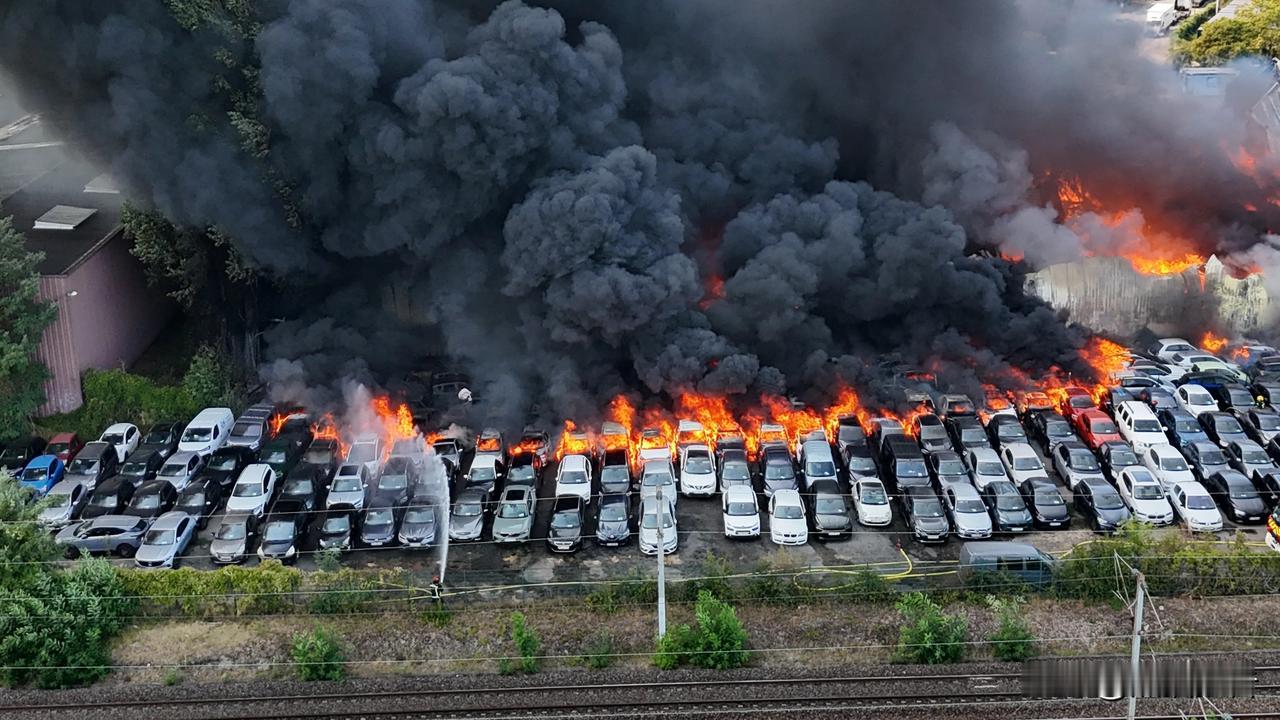 法国今年是遇上烈焰火马了吗？戴高乐机场附近，一座长期停车场燃起熊熊大火。

这家