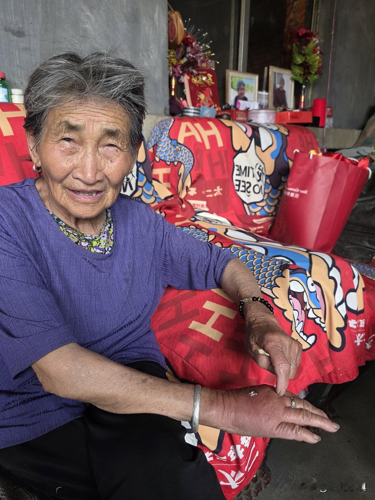 你不知道这个老太太有多坚强……

真是“破屋偏遭连阴雨、船漏又遇打头风”。这个8