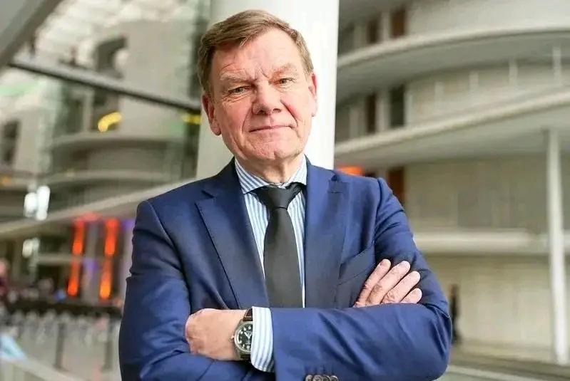 德国要变天了！
虽然有60%的德国民众反对大幅增加军费，可是由基民盟/基社盟主导