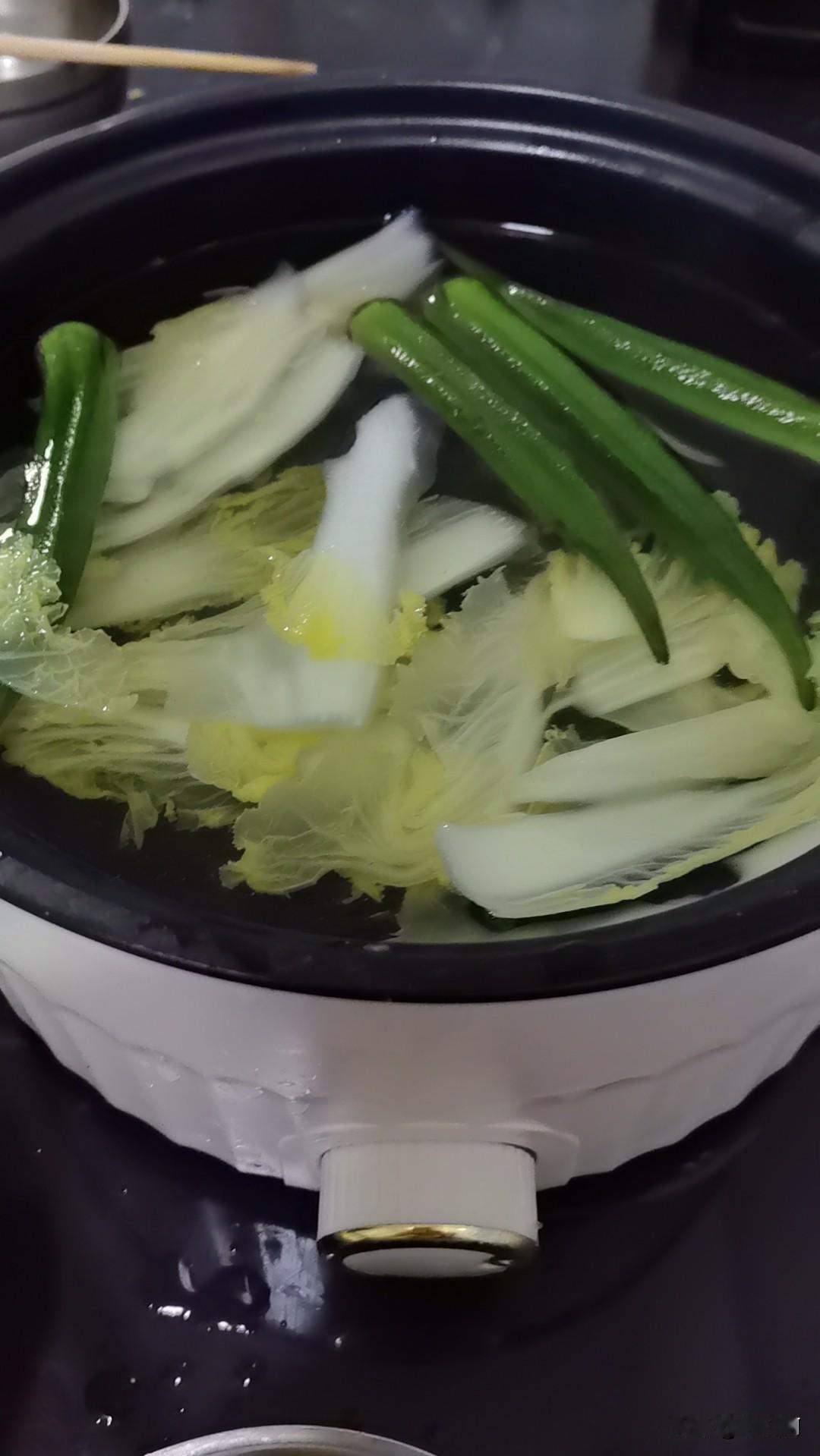 分享你的每日早餐因为减肥，天天水煮白菜