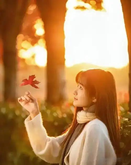 为什么女人一定要活得精彩？这个问题，或许在许多人心中都曾浮现过，但又很少有人真正