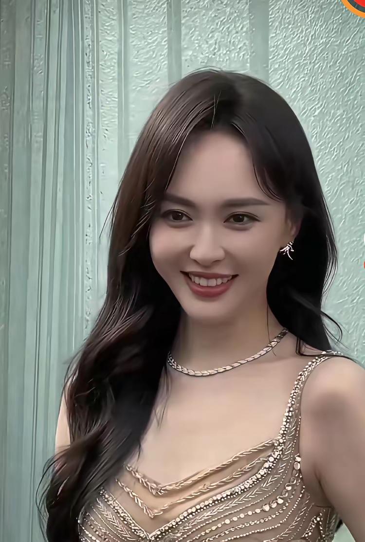 抛开演技家境和背景，唐嫣温婉大方气质温柔耐看，赵丽颖灵气满满干净又治愈，两人各有