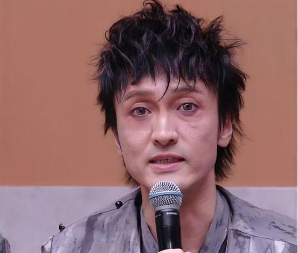 这是故意的，还是审美太次了?我真想问问，王传君今天的妆是谁给化的？难道是和初舞台