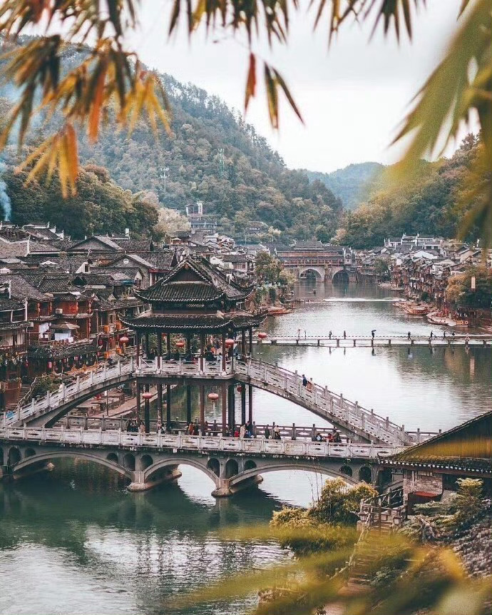 柔美的沱江水，古色的吊脚楼，那暮霭、竹篁、船歌.....凤凰古城的美此生难忘。 