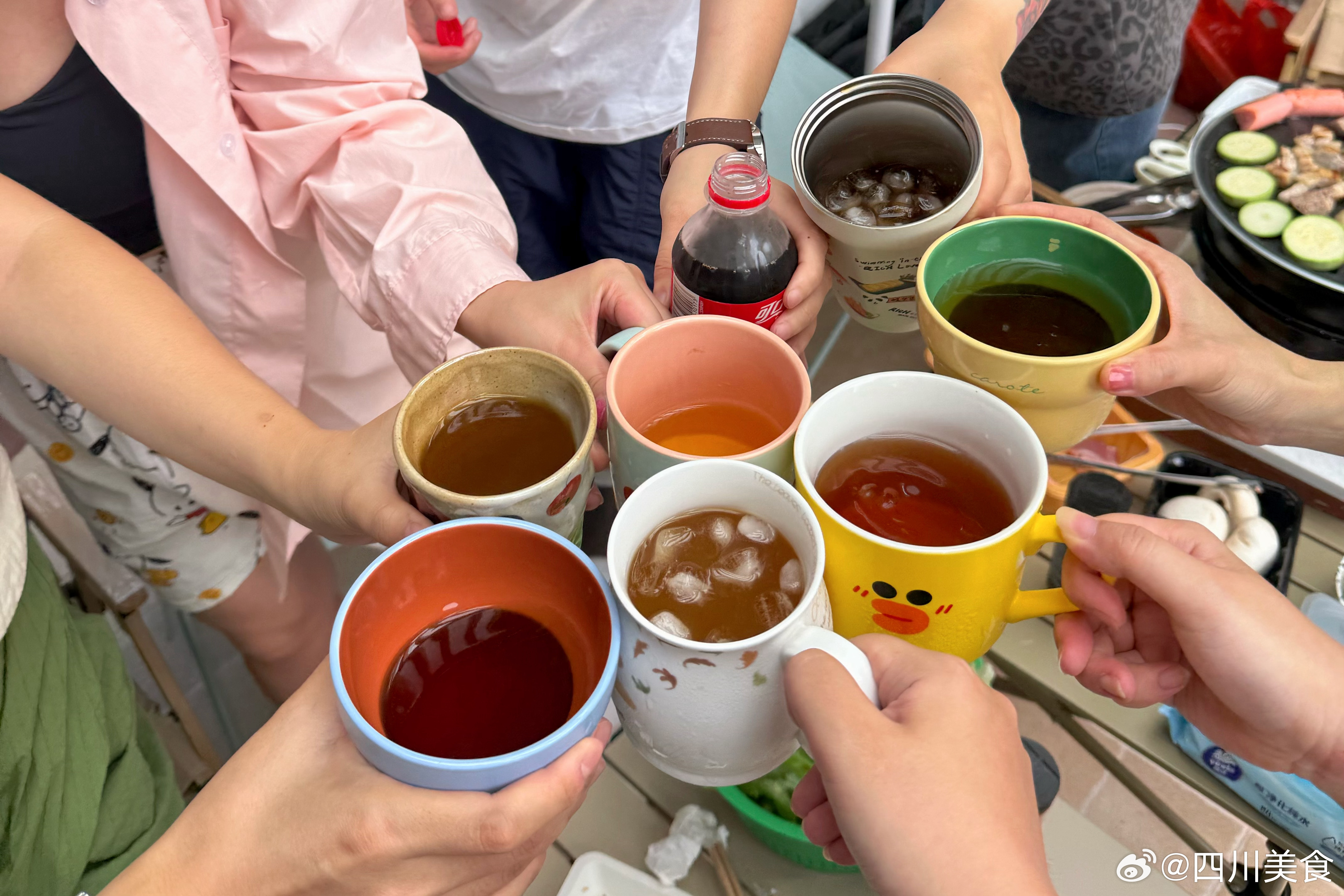 昨天去朋友家里聚会，下午在露台烤了一下午烤肉，晚上临时起意一人点个自己想吃的外卖