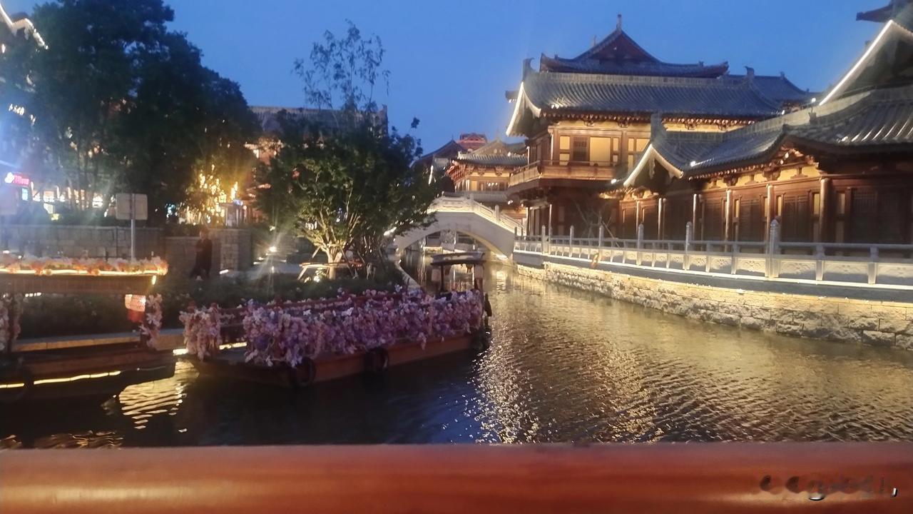 有一个司机跑车10年
可是他还是一个黑车司机
他认为加盟网约车就是给平台打工，其