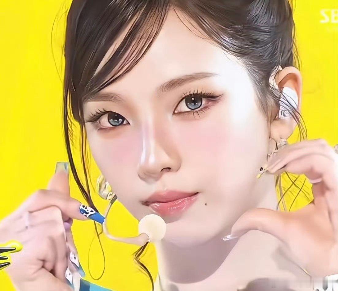 定轴高光美瞳刚看是好看的显得很漫画… 但是清一色的定轴放在很多人身上就怪怪的了，