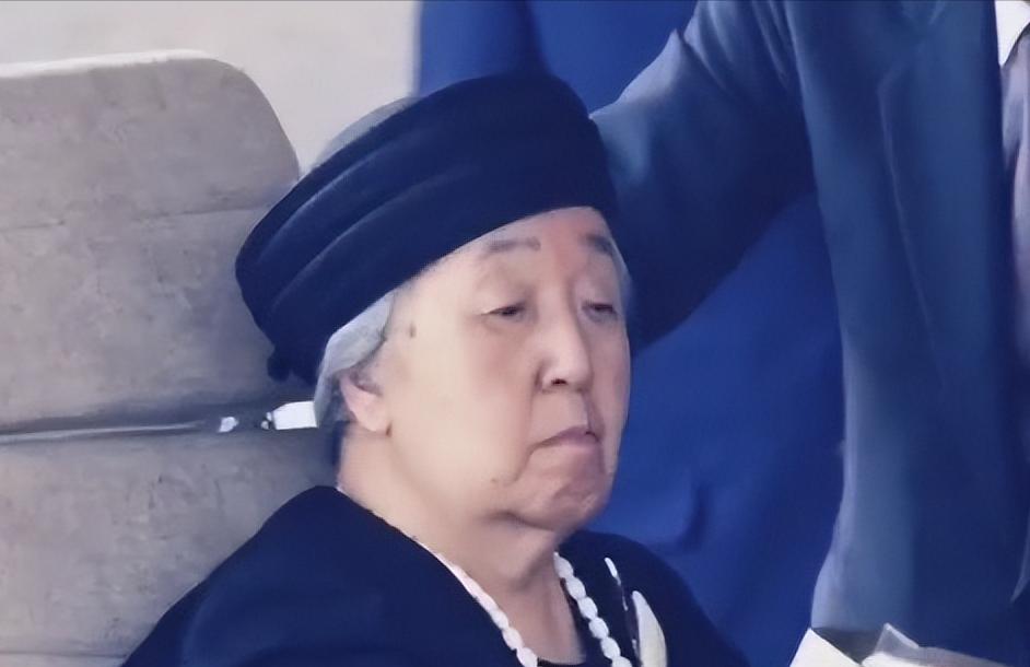 97岁，日本历史上最长寿的皇后。在位62年，跨越了整个昭和时代——从军国主义巅峰