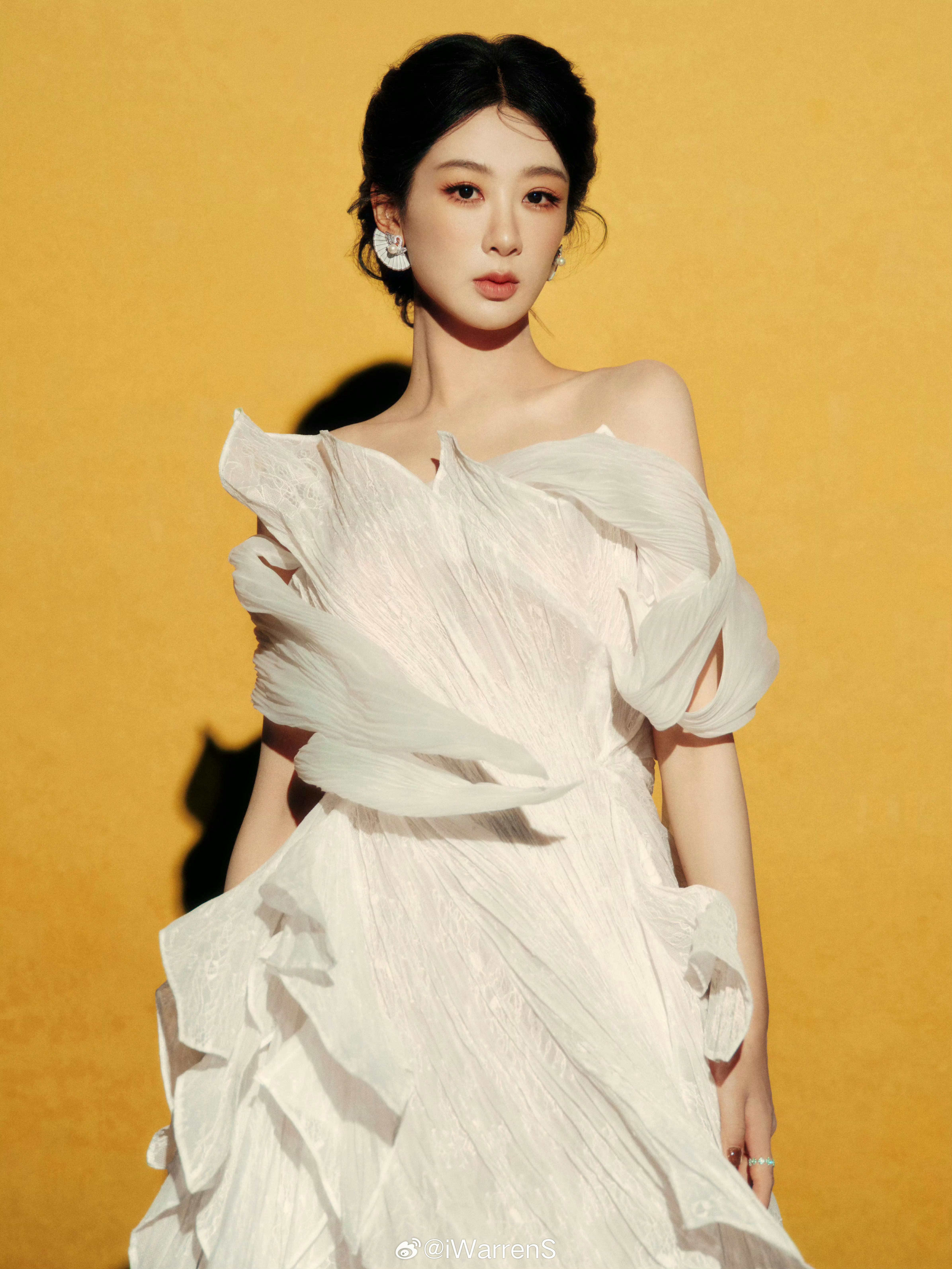 杨紫白玉兰最佳女主提名公式照 这张公式照很喜欢，绽放的白玉兰~期待实力派演员杨紫