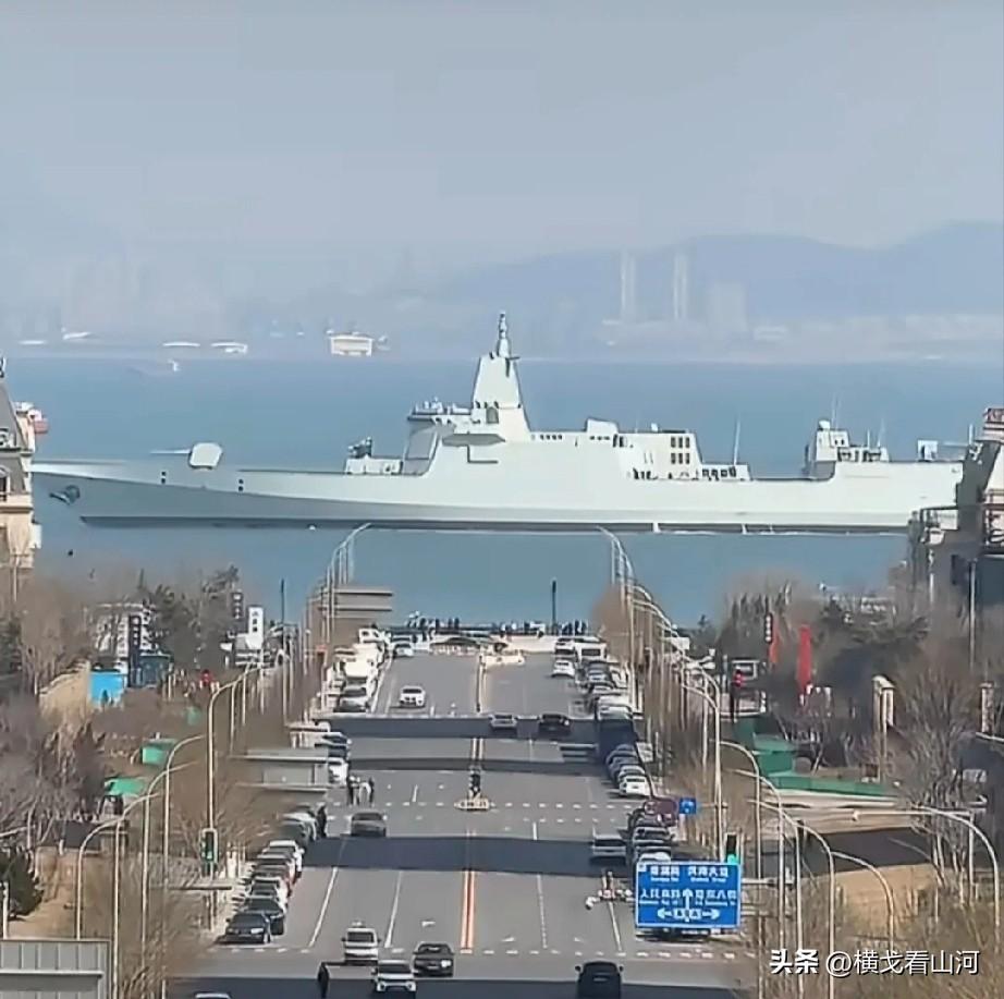 新一艘舾装完成的055亮相？
 
刚拍到新一艘055大驱舾装完成的画面！舰载雷达