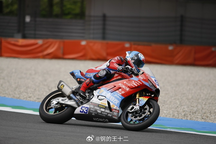 张雪机车再夺冠军1、张雪机车的车队能在不同赛程，不同时间，多次夺得全球冠军，说明