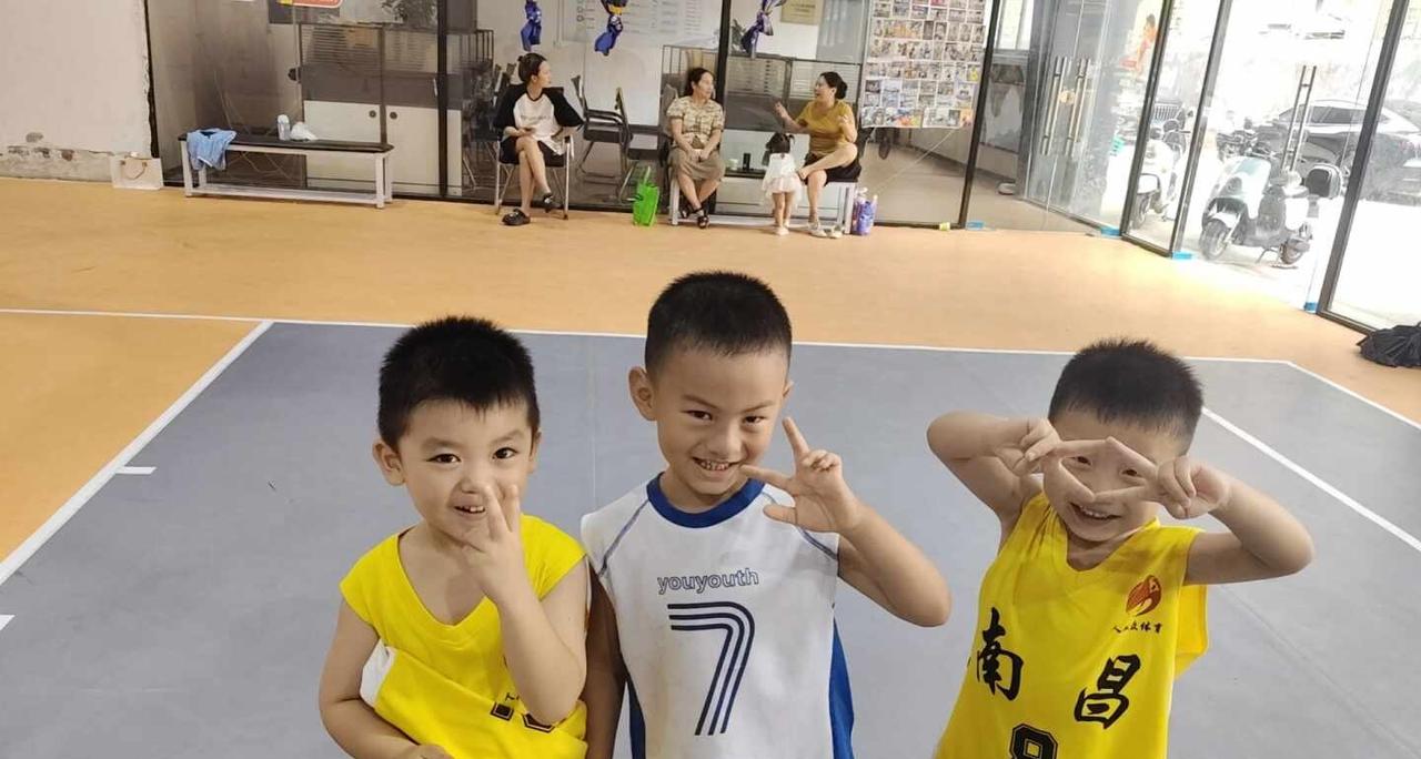 学篮球，人从众体育体育是最好的教育 少儿篮球