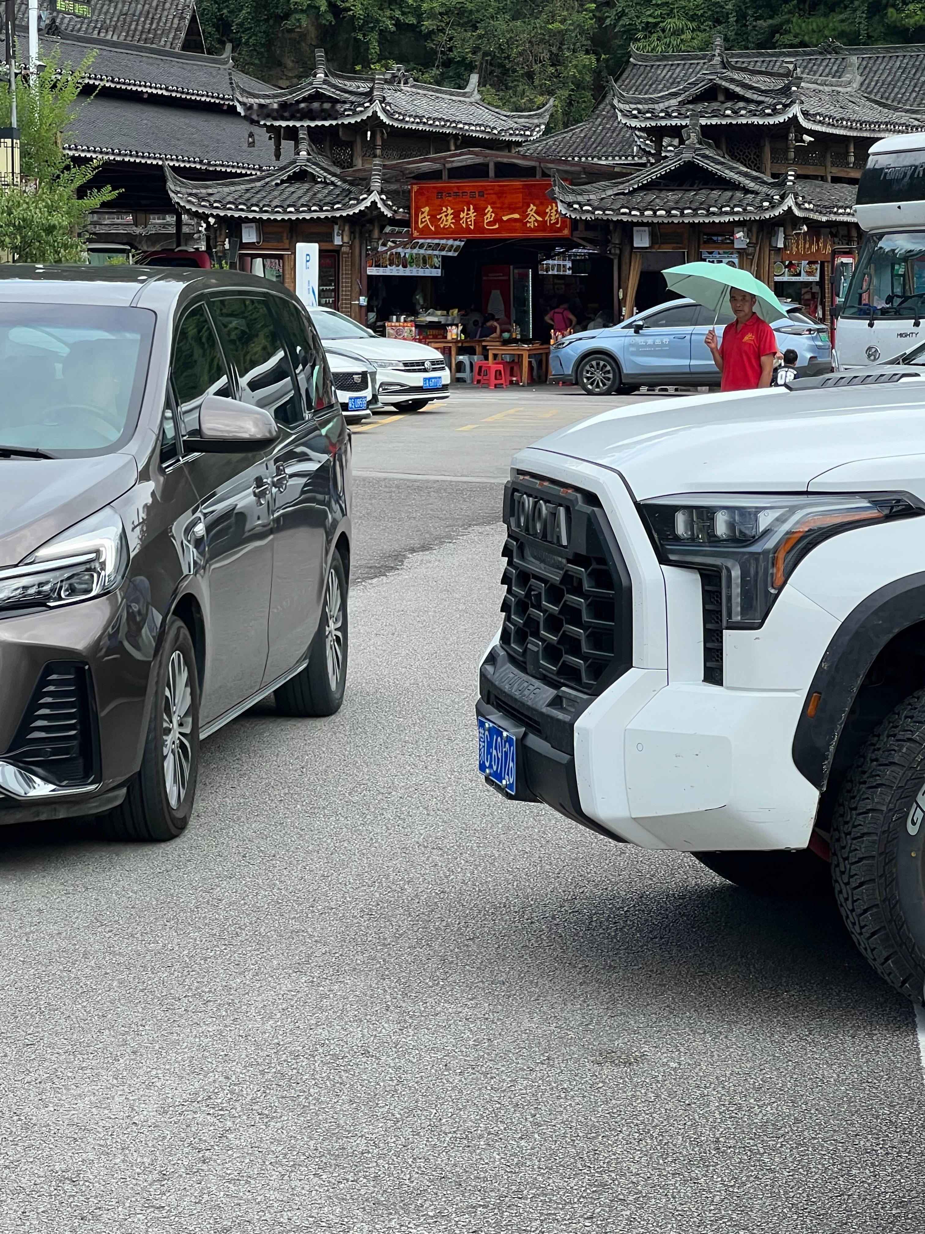 一些美国特色的车，车头特别高，盲区巨大比如这个丰田坦途，基本上它的机盖高度在人的