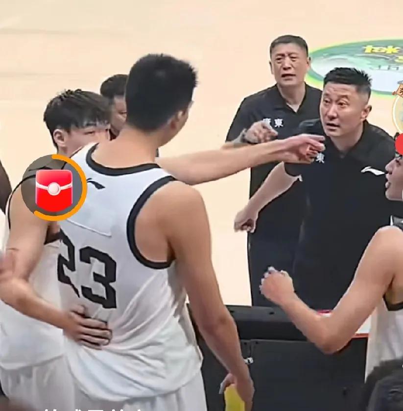 杜锋徐昕内讧画面流出，球迷起哄杜锋有些不应该，徐昕脾气大得不应该

现在对广东队