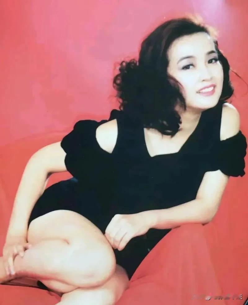 1996年，刘晓庆在宁波参观绿洲珠宝行时收了老板价值16万的珠宝，在场的一位小报