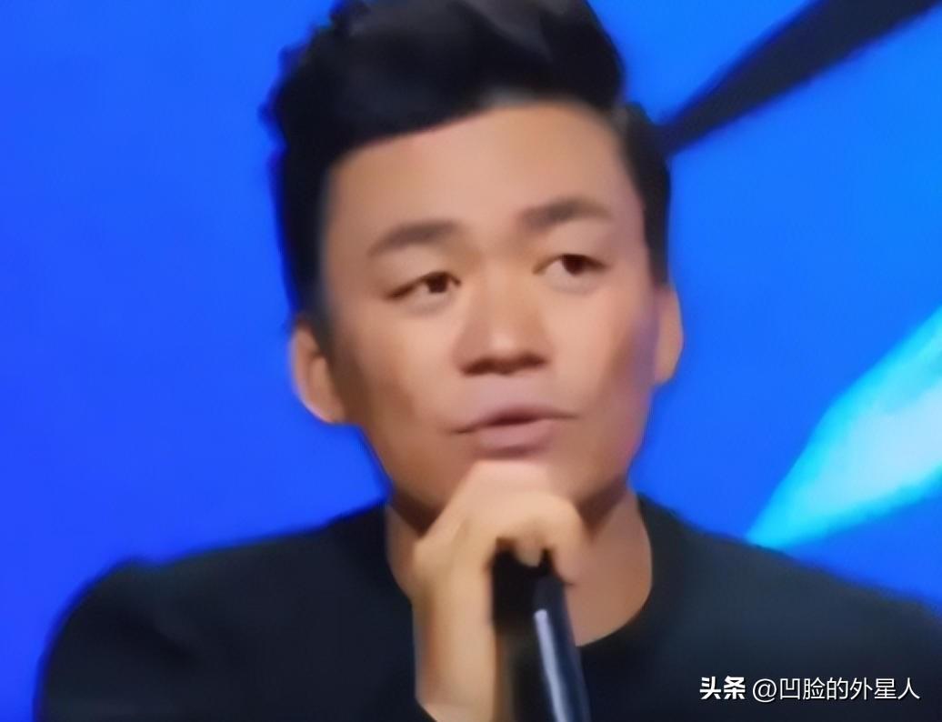 2015年，张大大指着王宝强说：“你信不信，我可以弄死你啊？给我老实点。”王宝强