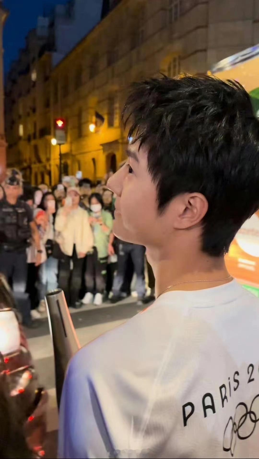 私密马赛灵龙酱，王一博同款灵龙Tee安排一下！酷帅的一博和可爱灵动的灵龙太适配了