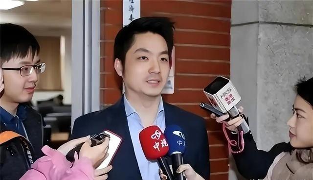 蒋万安把话说绝了。当着一圈镜头，直接撂下一句：国民党主席，我不选。半个字的回旋余