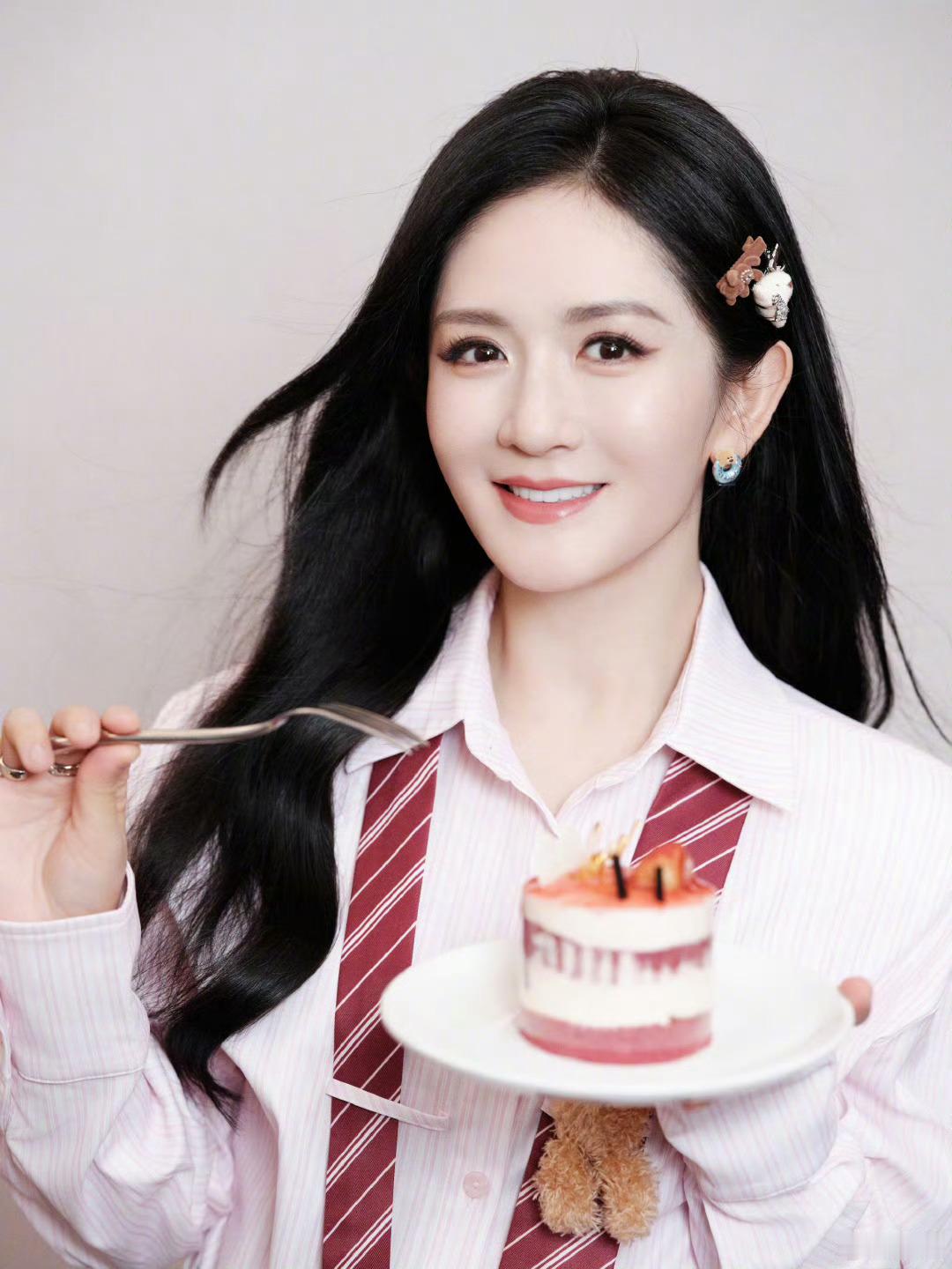 谢娜生气了 狗仔拍到谢娜送女儿上学，谢娜发博恳请不要将镜头对准孩子，多个感叹号感