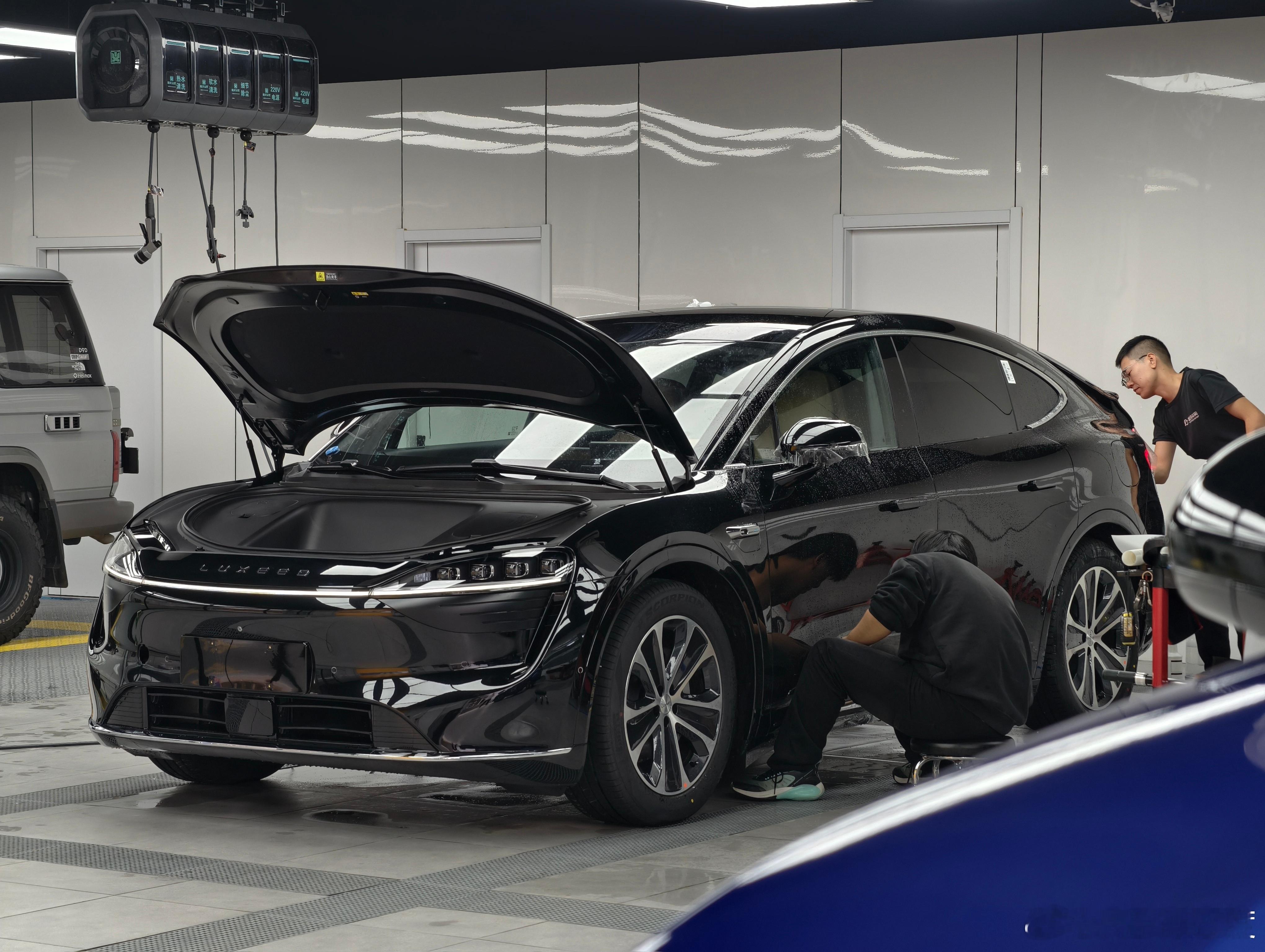 终于回嘉兴了，周末必须来超级车间看看，黑色智界R7正在施工隐形车衣，第一眼看上去