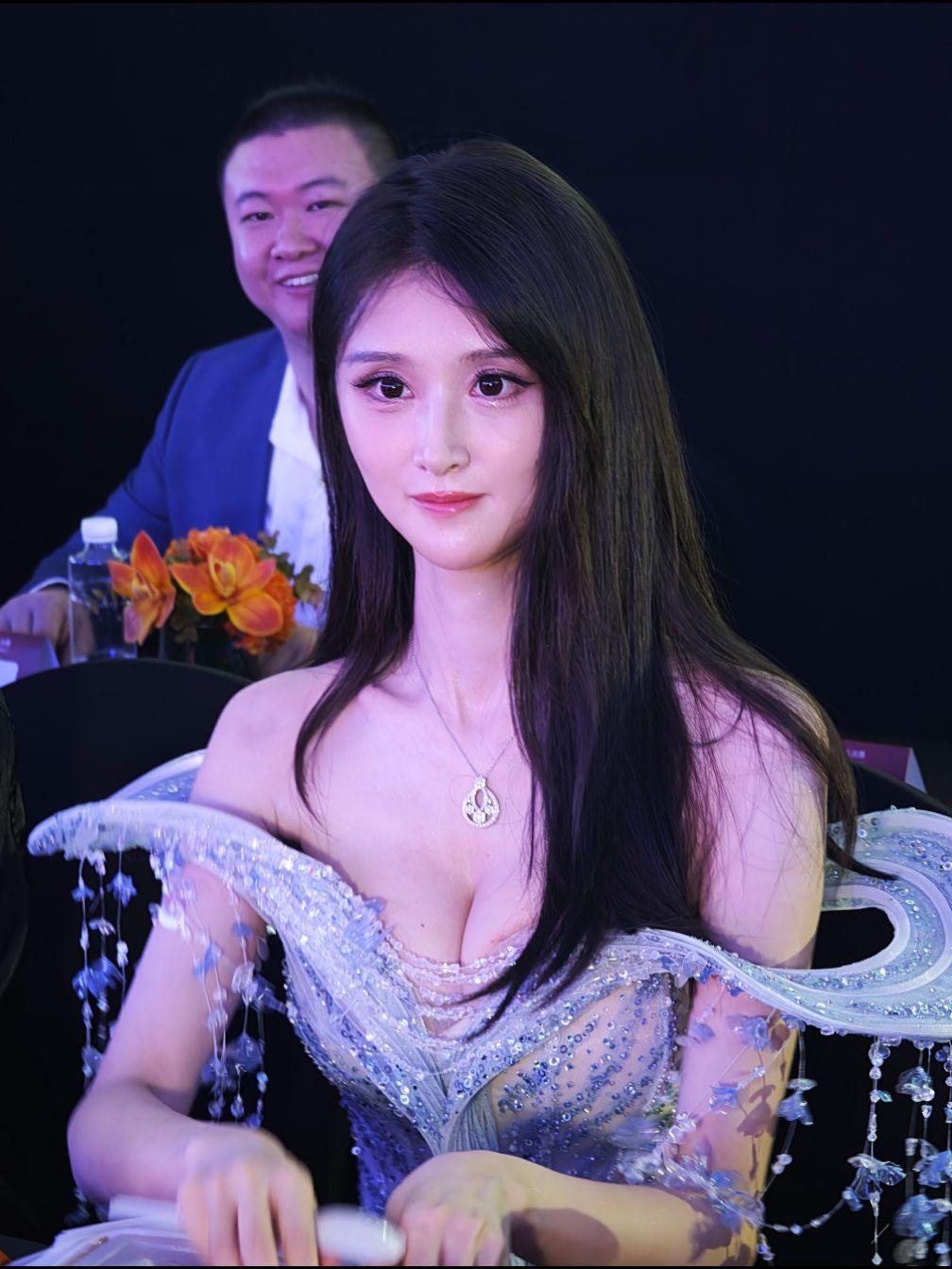 看到美人 就是开心。