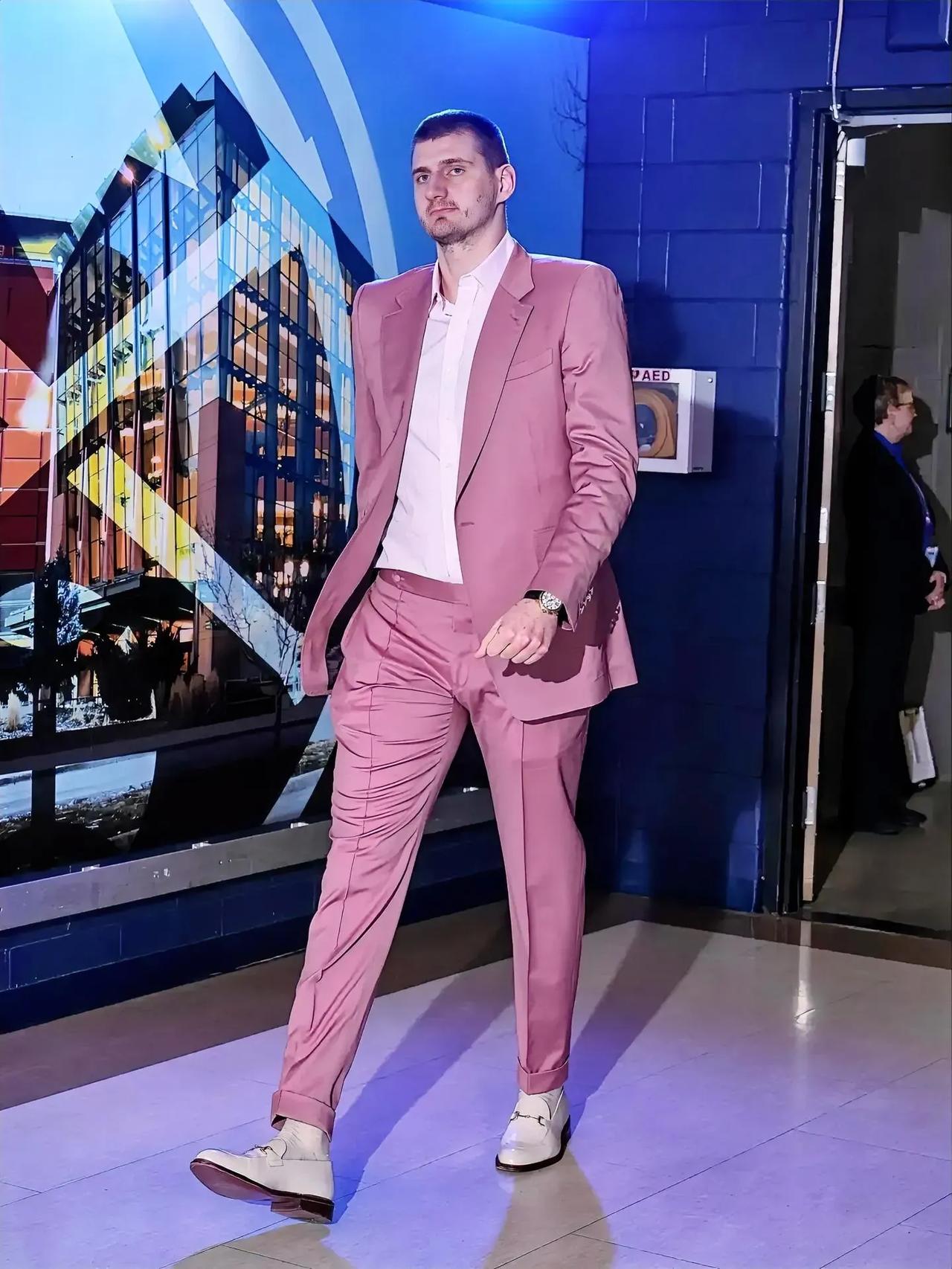 以下这两位NBA名宿，你觉得尼古拉-约基奇应该走谁的路？

1、迈克尔-乔丹
天