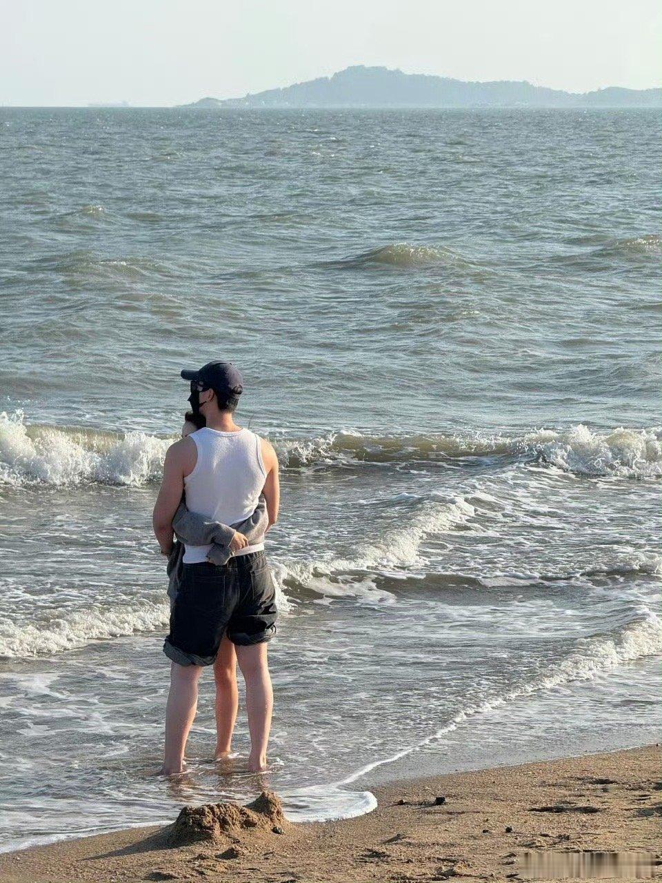 昨天厦门黄厝沙滩疑似偶遇明星，亲粉丝能看出来吧，