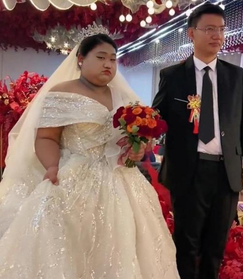 山东一米八的小伙娶了两百斤的新娘，一开始旁人都纳闷图啥，后来才知道：不仅一分彩礼