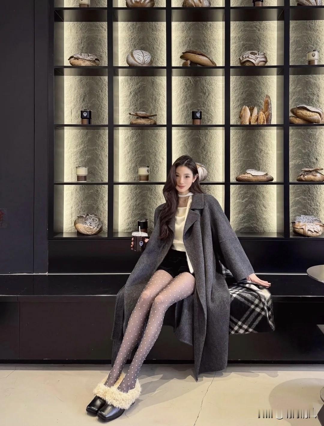 灰大衣一穿，波点丝袜一搭，女人味真的藏都藏不住！今天看到一位小姐姐，简约的灰色长