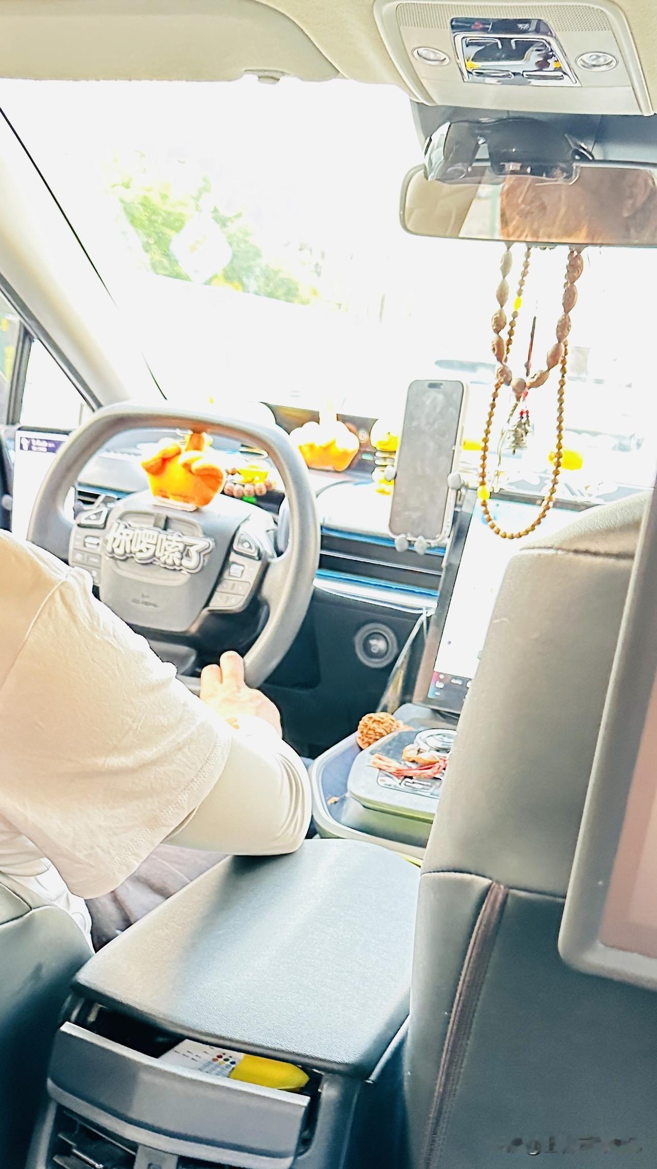 今天打了个网约车，一上车，先看见方向盘中间贴了好大的四个字：“你啰嗦了”。
我问