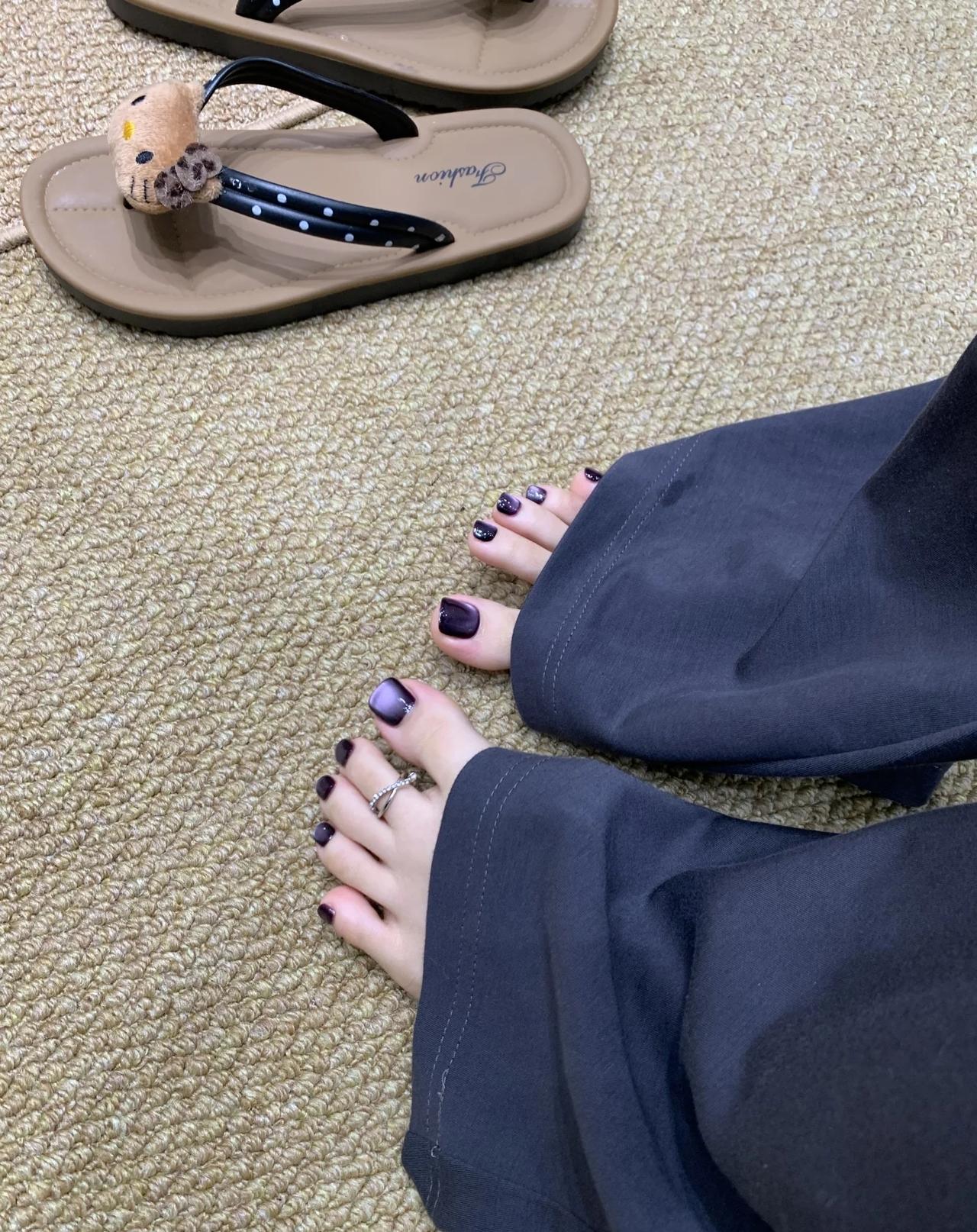 谁能拒绝一场指尖的“紫色浪漫”呢？前阵子做的渐变紫美甲，现在想起来还忍不住多看几