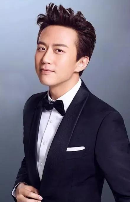 演员，邓超说，我儿子等等非常爱打篮球，他自己去报班儿，去学，而且他有志向要成为一