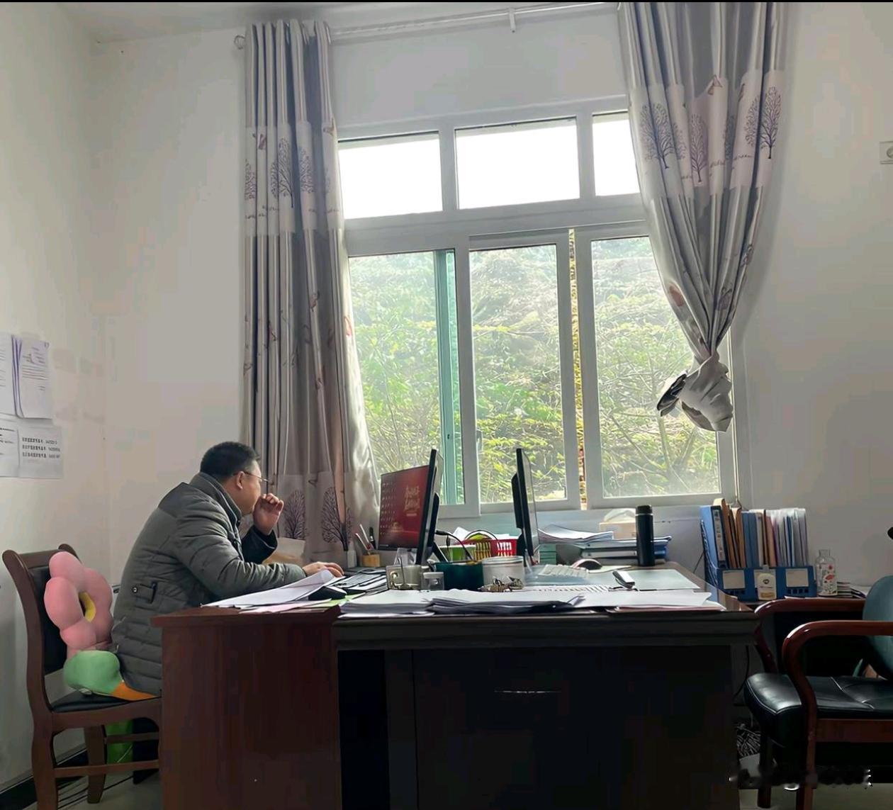 有没有体制内的朋友？像这样的办公室一般是什么级别的人员在使用？