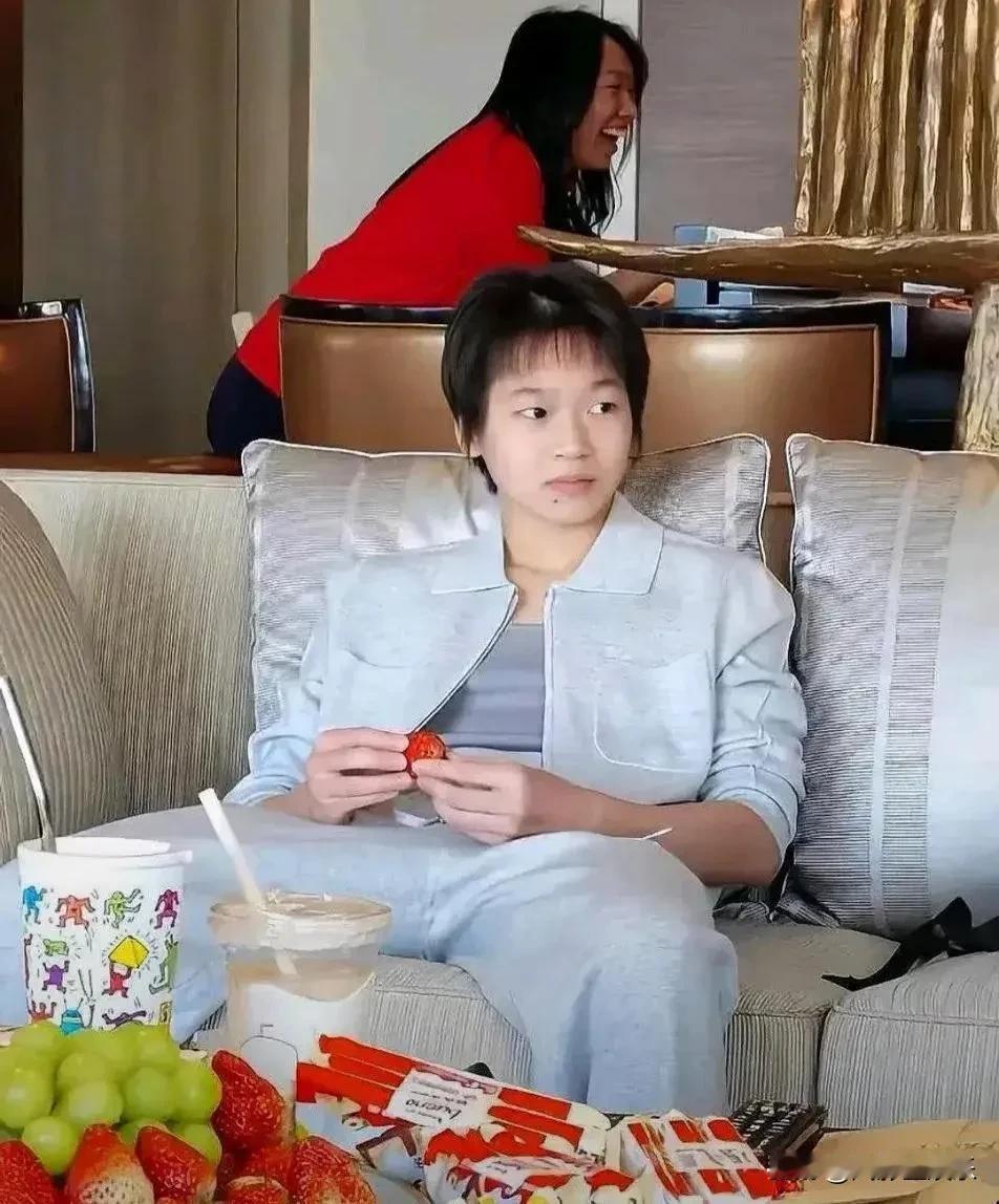 这坐姿，自命不凡，霸气侧漏..[得意]