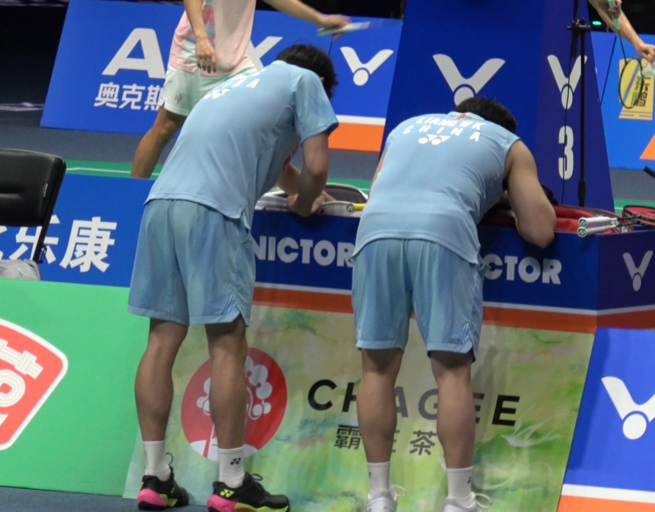 快把脑袋塞进球包了 