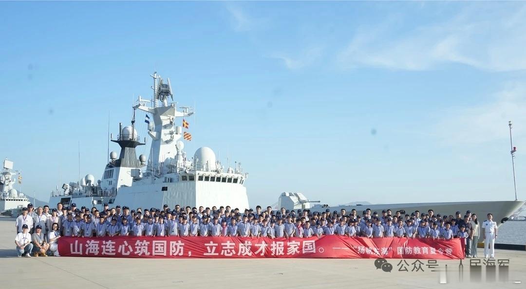 东部战区海军组织所辖部队对口援建的20所爱民学校和浙江省八一学校优秀师生的代表，
