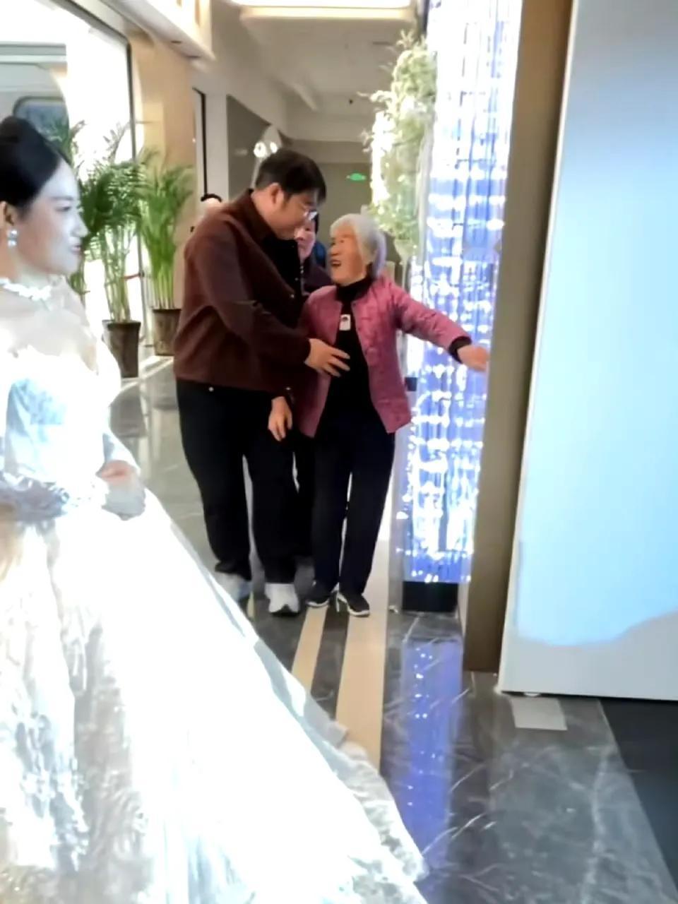 最近网上有个视频挺火的，看了让人哭笑不得。事情发生在河南平顶山的一场婚礼上，新娘