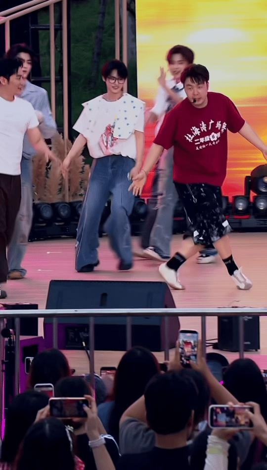 杜海涛李晨广场舞battle 明星包袱彻底下线😂李晨杜海涛广场舞battle太