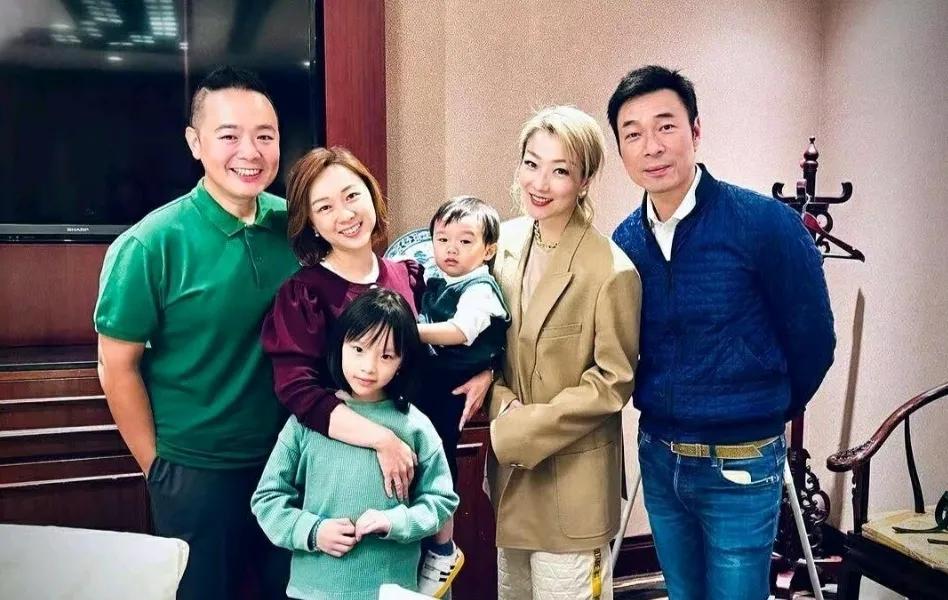 51岁郑秀文晒家庭照
幸幸福福的家庭照，温馨甜美
看起来，真的很美好
许志安还是
