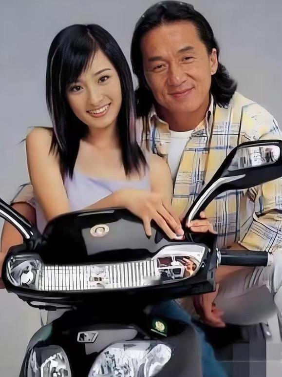 2003年，49岁的成龙和17岁的杨幂拍了一个广告，结账时，成龙拿到了50万，杨
