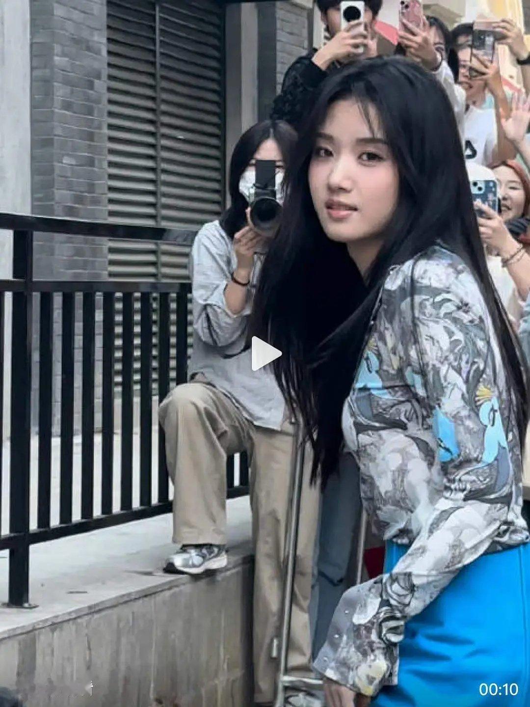 卢昱晓不大笑的时候是不是还挺美的？ ​​​