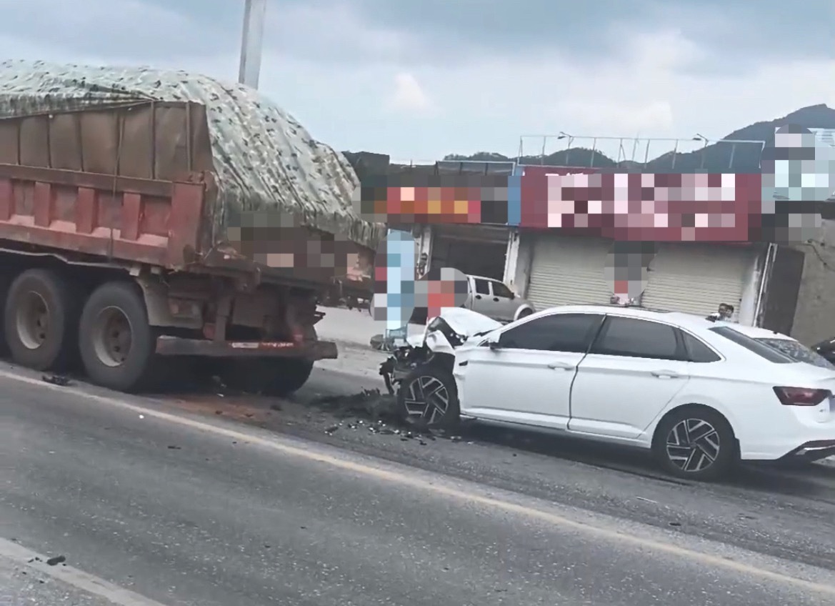 近日，玉林葵阳红绿灯路口白色小车撞报废车头。前面是一辆大车！同城热点创作计划 玉