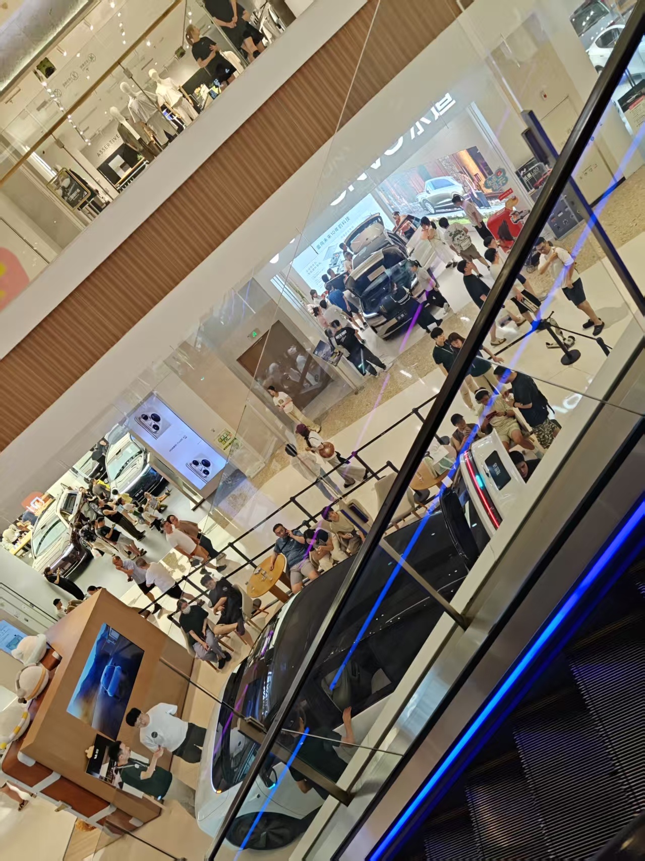 坐标杭州大悦城，车搬你门口抢戏，就这么直接就对了，大家真刀真枪凭产品实力来竞争，