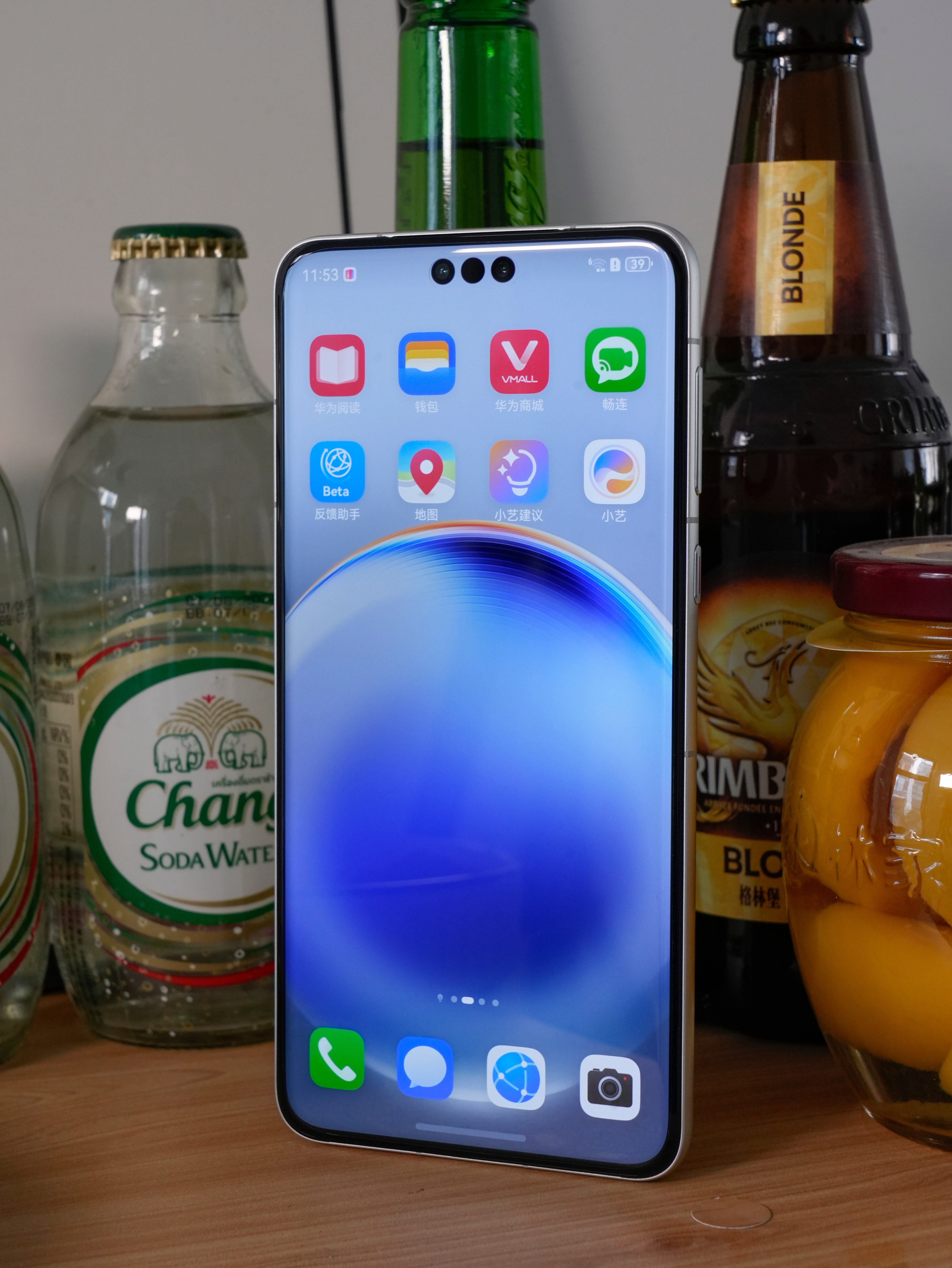 华为 Mate60 长期用下来依旧很稳，灵犀通信在地下车库、高铁上信号都很扎实，