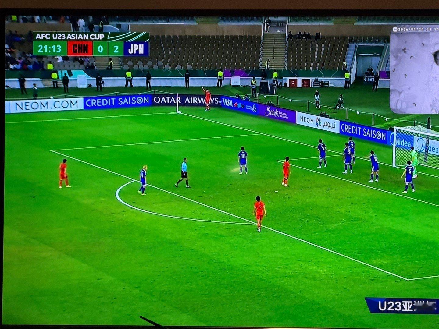 U23国足vs日本刚把宵夜端上来，就就就丢俩球了？？？ 