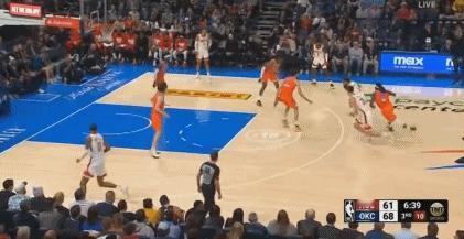 NBA赛场镜头：
  申京的不看人传球固然隐蔽而精妙，奈何切特霍姆格伦的长臂如五